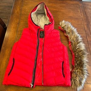 Gap red hooded vest with removable fur hood lining. size Small
